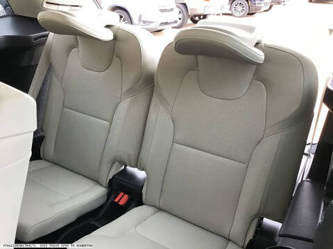 2022 Volvo XC90 T6 Momentum 7-Passenger