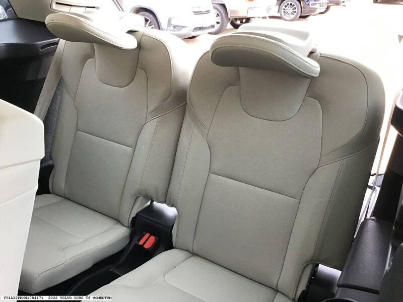 2022 Volvo XC90 T6 Momentum 7-Passenger