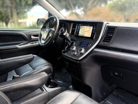 2017 Toyota Sienna SE Premium 8-Passenger