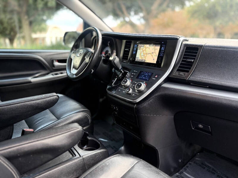 2017 Toyota Sienna SE Premium 8-Passenger