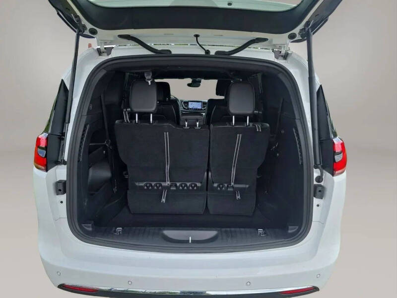 2025 Chrysler Pacifica Select