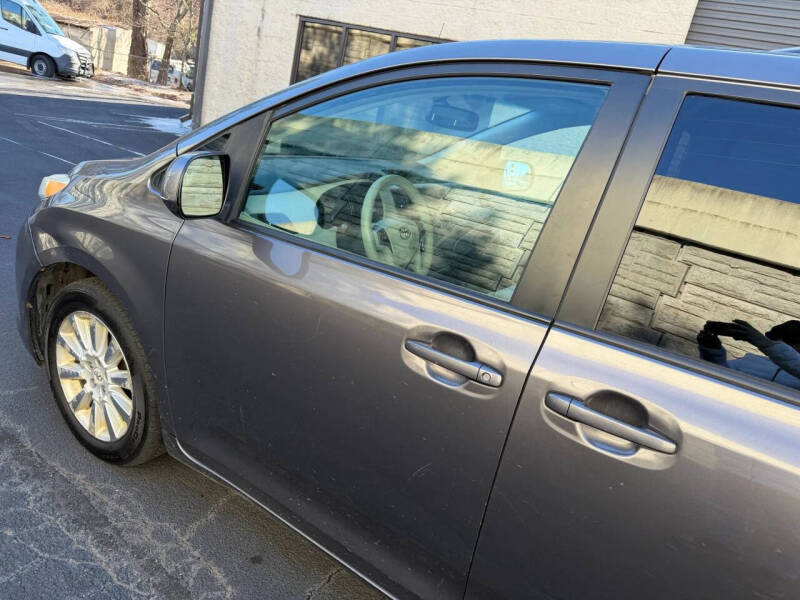 2012 Toyota Sienna LE 7-Passenger