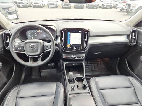 2022 Volvo XC40 T5 Momentum