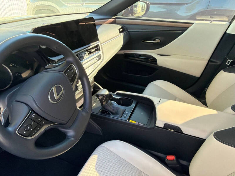 2025 Lexus ES 300h