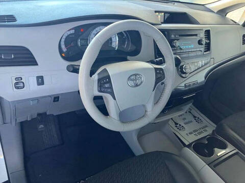 2011 Toyota Sienna SE 8-Passenger