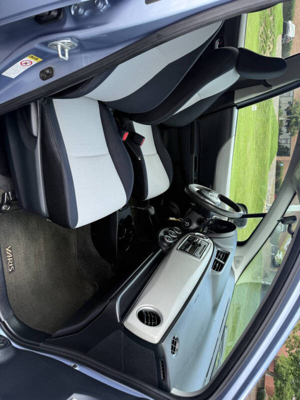 2012 Toyota Yaris 5-Door LE