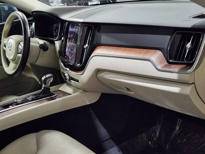 2021 Volvo XC60 T5 Momentum