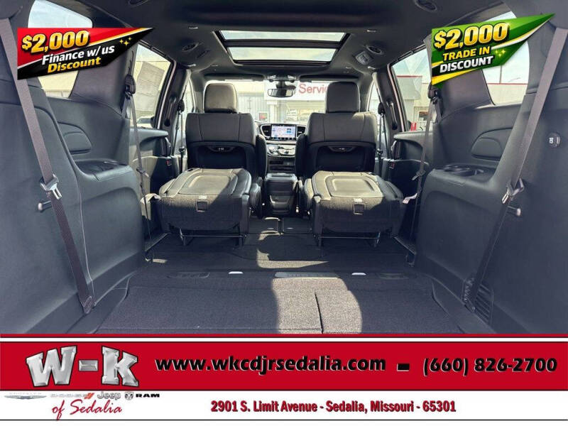 2027 Chrysler Pacifica Select