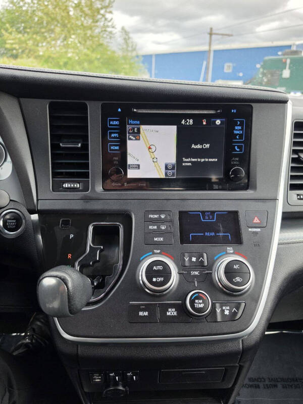 2016 Toyota Sienna SE 8-Passenger