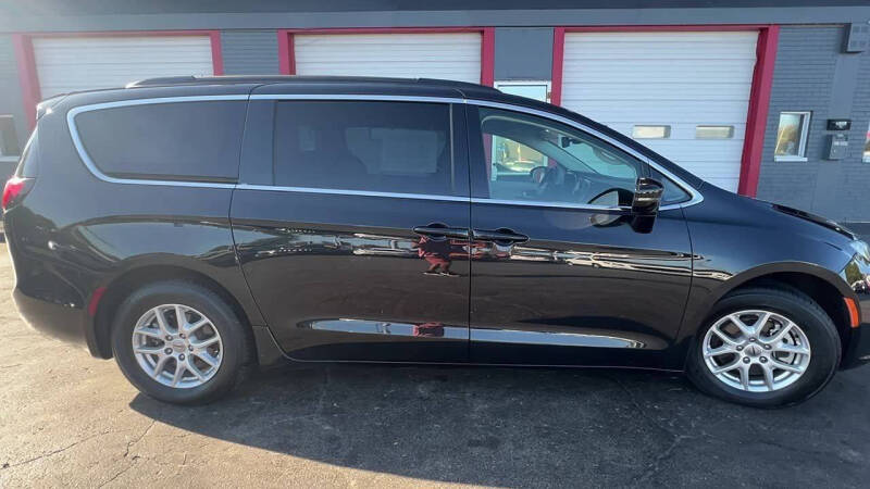 2022 Chrysler Pacifica Touring L photo 9