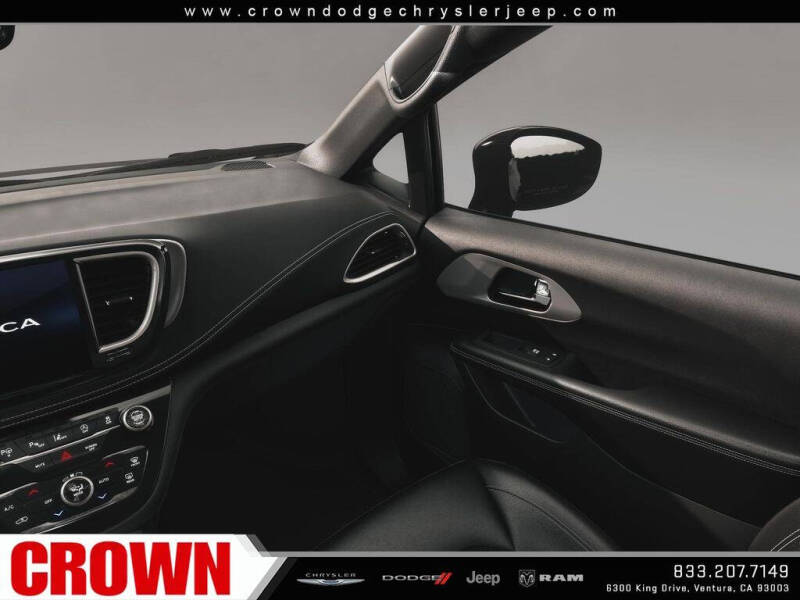 2027 Chrysler Pacifica Select