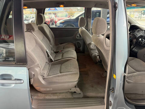 2005 Toyota Sienna LE 8 Passenger