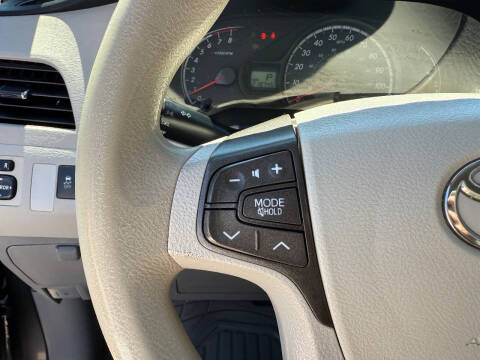 2012 Toyota Sienna LE 7-Passenger Auto Access Seat