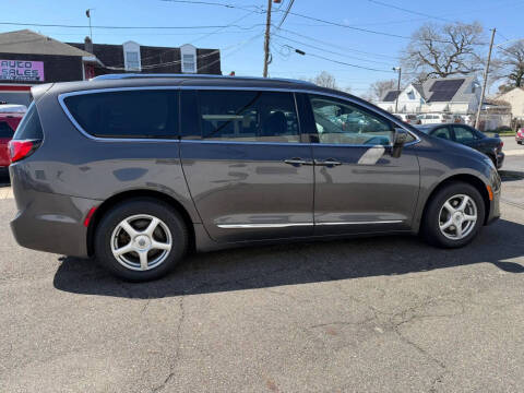 2017 Chrysler Pacifica Touring-L Plus