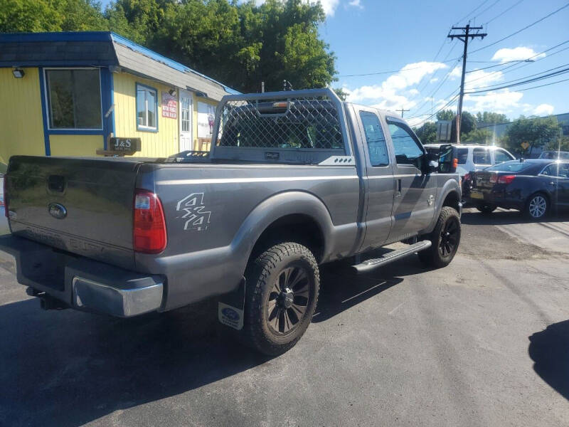 2013 Ford F-250 Super Duty Lariat photo 3