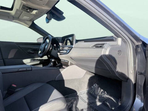 2025 Lexus ES 300h F SPORT Design