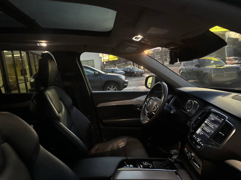 2016 Volvo XC90 T6 Momentum