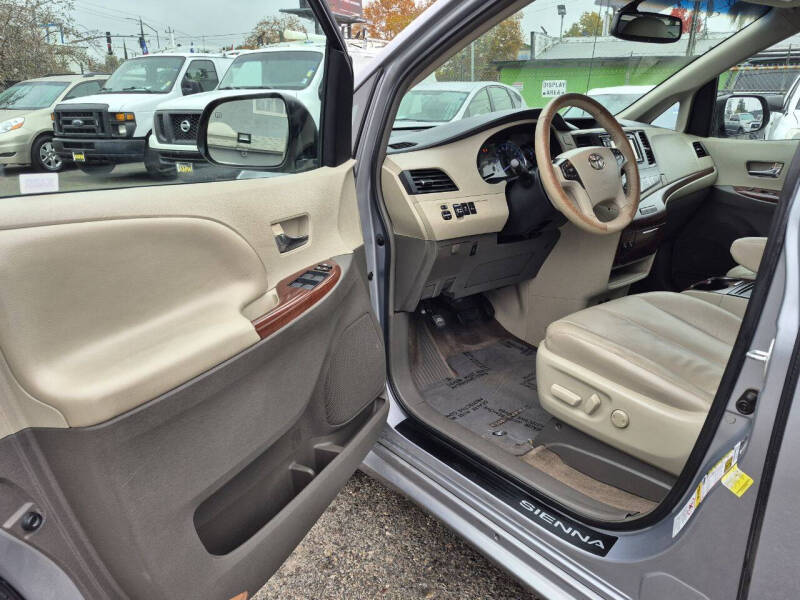 2014 Toyota Sienna XLE 8-Passenger