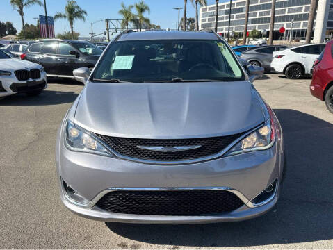 2017 Chrysler Pacifica Touring-L