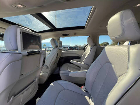 2017 Chrysler Pacifica Hybrid Platinum