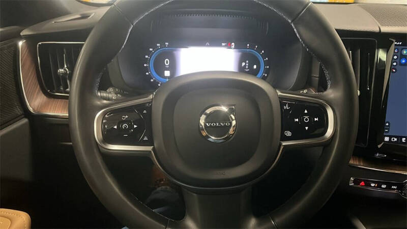 2023 Volvo XC60 B5 Ultimate Dark Theme