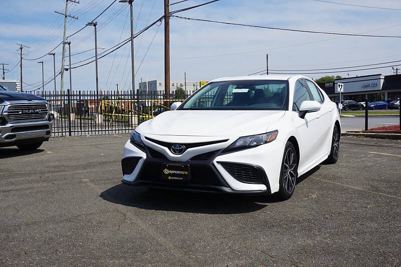 2023 Toyota Camry SE's photo
