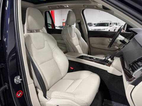 2016 Volvo XC90 T6 Momentum