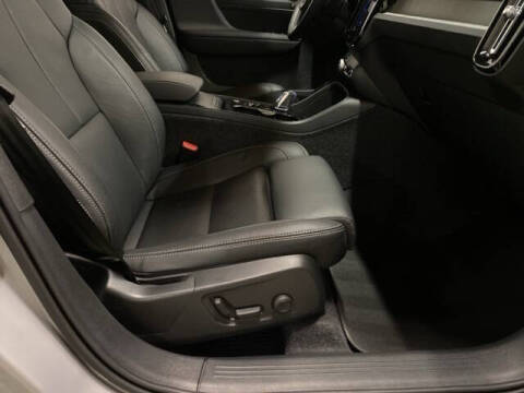 2025 Volvo XC40 B5 Plus Bright Theme