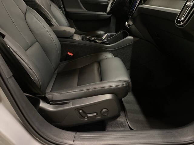 2025 Volvo XC40 B5 Plus Bright Theme