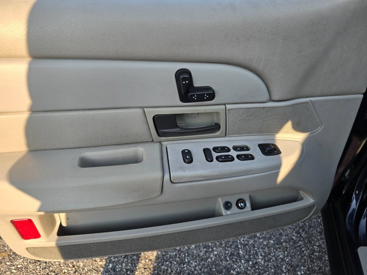 2003 Ford Crown Victoria for sale at QUEENSGATE AUTO SALES in York, PA