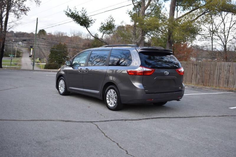 2015 Toyota Sienna XLE photo 4