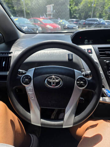 2014 Toyota Prius v Five