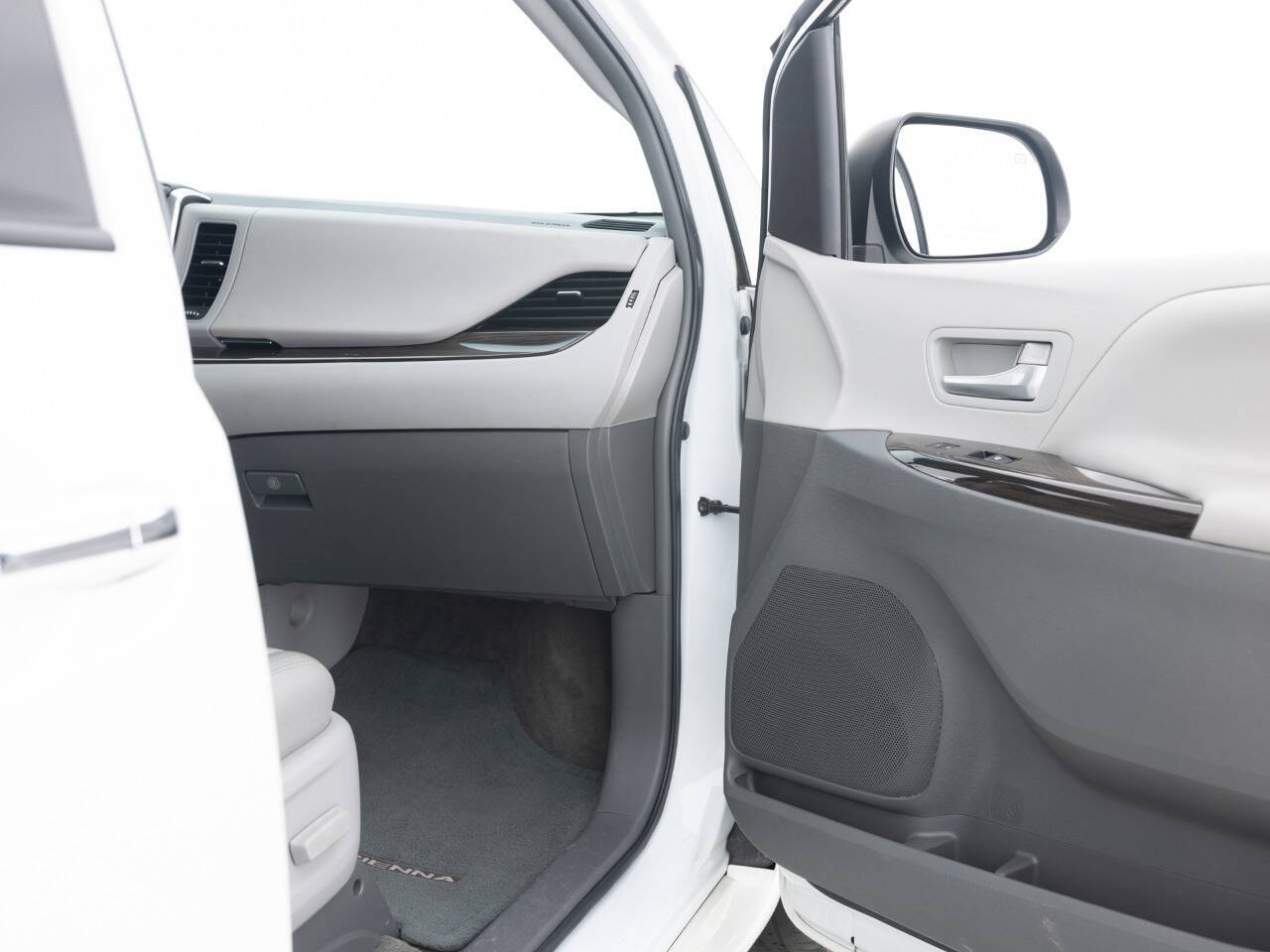 Used Car 2017 Toyota Sienna  Xle Premium 8 Passenger 4dr Mini Van For Sale Under $20,000 In Coal City, Illinois