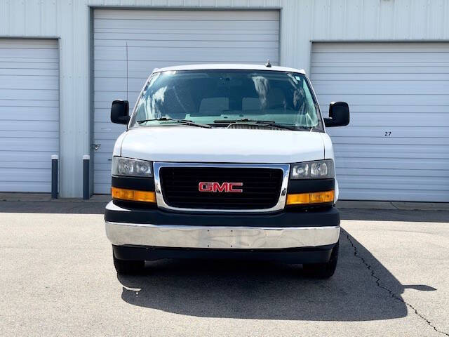 2018 GMC Savana Passenger LT photo 2