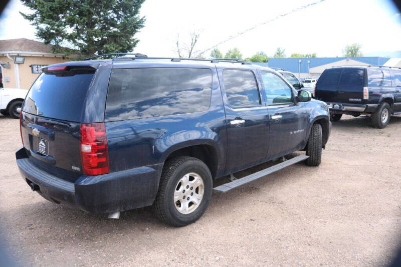 2008 Chevrolet Suburban null photo 2