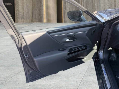 2025 Lexus ES 300h F SPORT Design