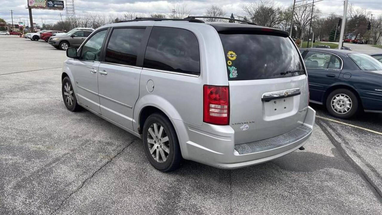 2009 Chrysler Town and Country for sale at Used Cars Toledo in Oregon, OH