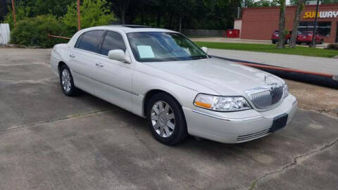2004 Lincoln Town Car for sale at CE Auto Sales in Baytown TX
