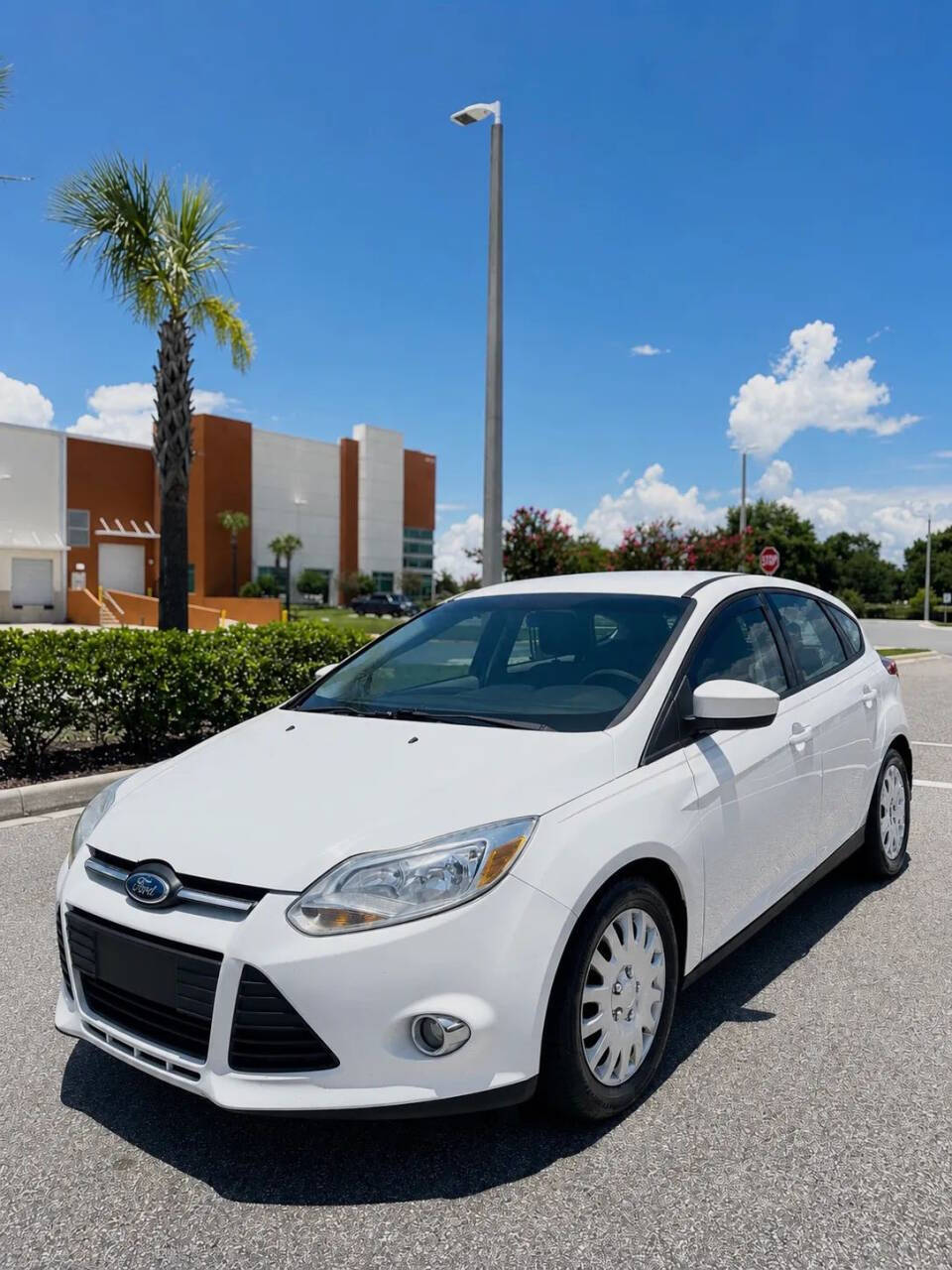 2012 Ford Focus SE SE 4dr Hatchback 2