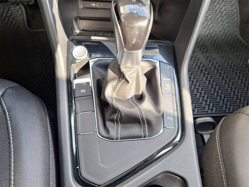 2026 Volkswagen Taos SE Black