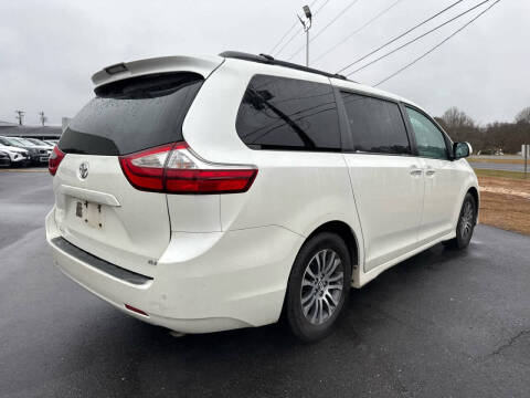 2018 Toyota Sienna XLE 7-Passenger Auto Access Seat