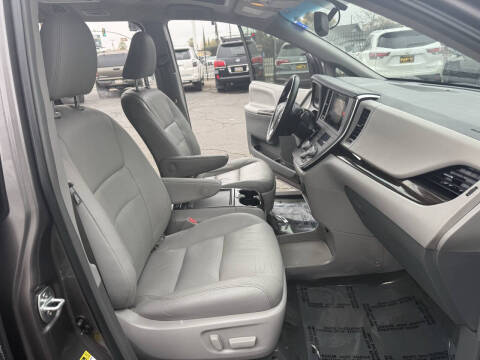 2015 Toyota Sienna XLE Premium 8-Passenger