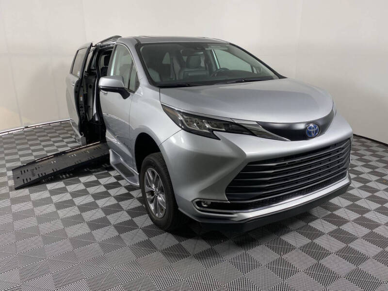 2022 Toyota Sienna XLE's photo