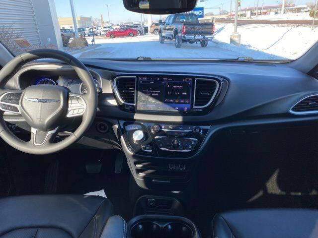 2025 Chrysler Pacifica Select