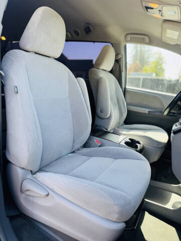 2015 Toyota Sienna LE Mobility 7-Passenger
