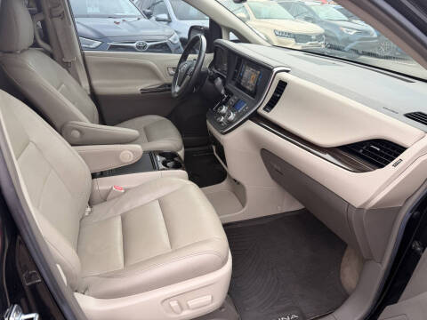 2017 Toyota Sienna XLE Premium 8-Passenger