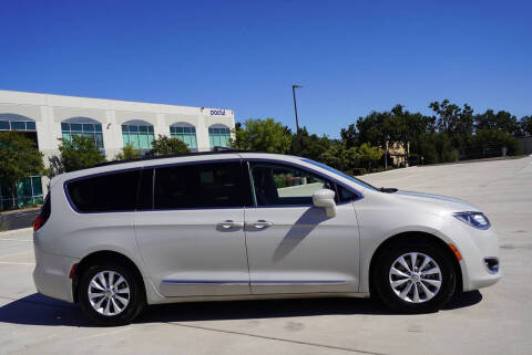 2017 Chrysler Pacifica Touring-L
