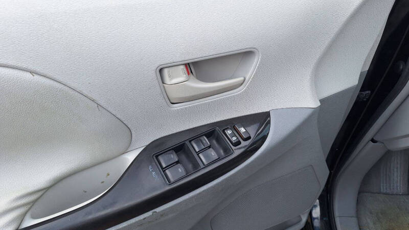 2011 Toyota Sienna LE 7-Passenger Auto Access Seat