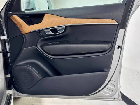 2022 Volvo XC90 T6 Momentum 6-Passenger