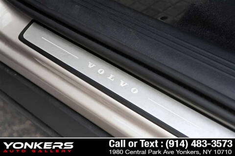 2023 Volvo XC40 B5 Ultimate Dark Theme